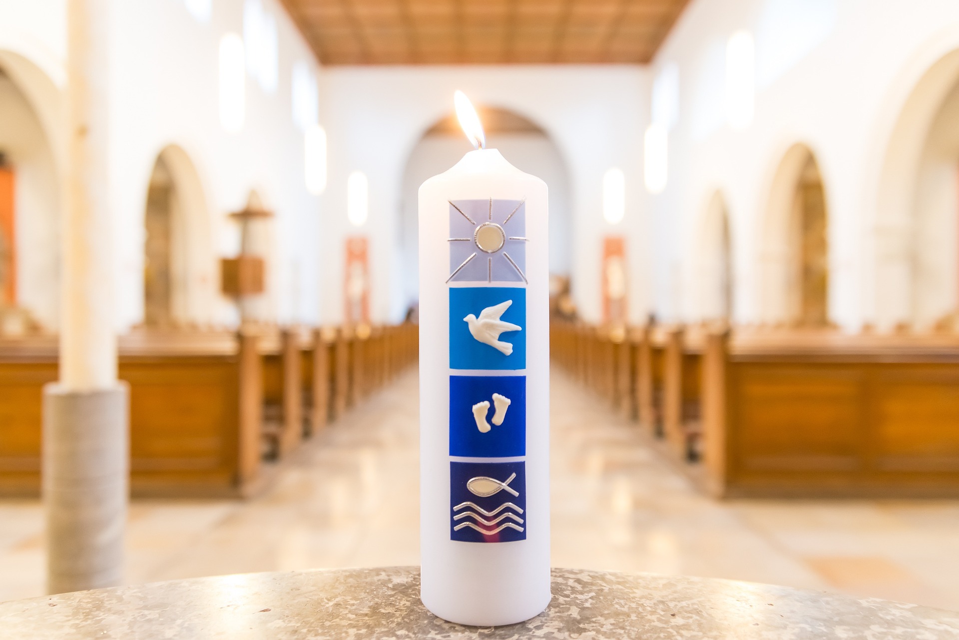 Handgemachte Taufkerze in einer Kirche - Candle and Rings Wien